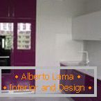 Conception d'une cuisine blanche et violette avec une fenêtre