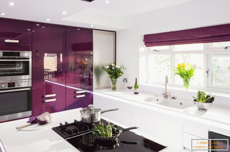 Conception d'une cuisine spacieuse de couleur violet-blanc