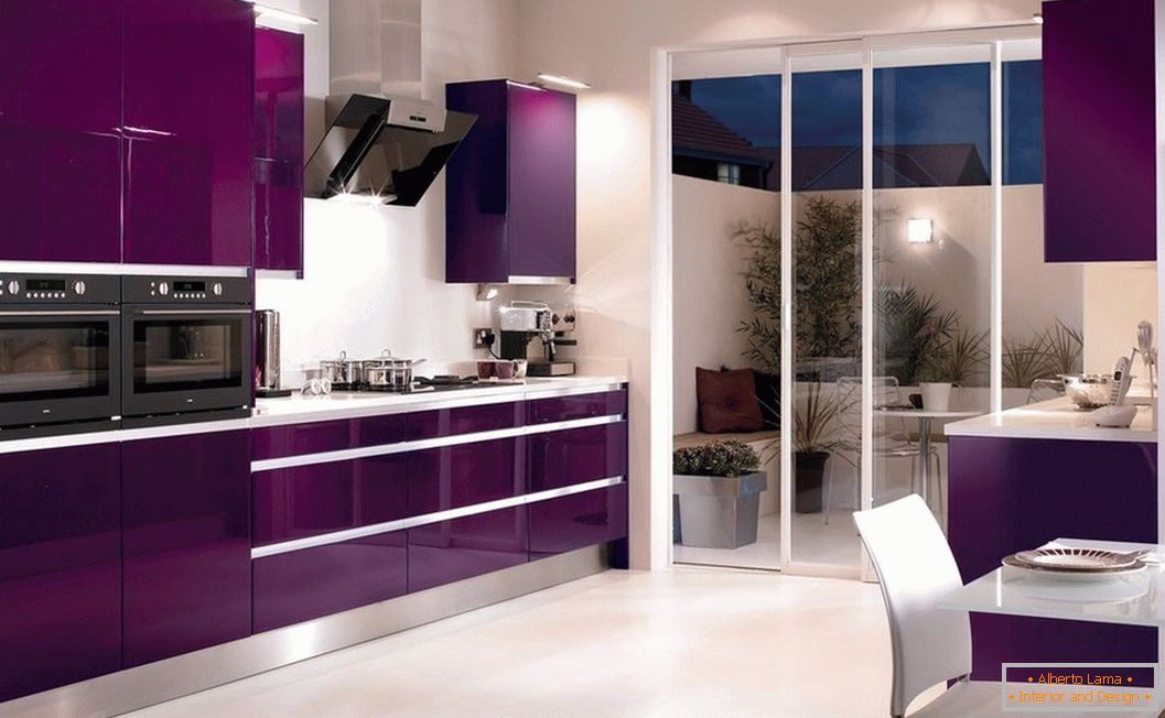 Design de cuisine violette со шкафом-купе