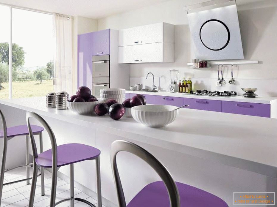 Îlot de cuisine blanc-violet