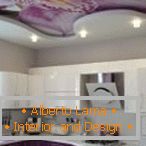 Design de cuisine violette с натяжными потолками