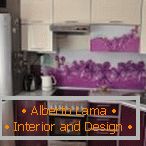Conception d'une petite cuisine violette с цветочными вставками