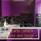 Couleur violette dans le design d'une petite cuisine