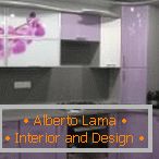 Design d'une petite cuisine gris-violet