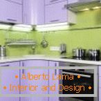 Conception d'une petite cuisine verte et violette