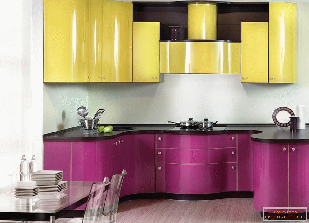 Cuisine jaune violette dans le style Art Nouveau
