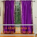 Chambre avec des rideaux violets sur la fenêtre