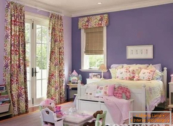 Chambre d'enfant en fleurs violettes