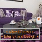 Un intérieur cosy du salon en mobilier violet