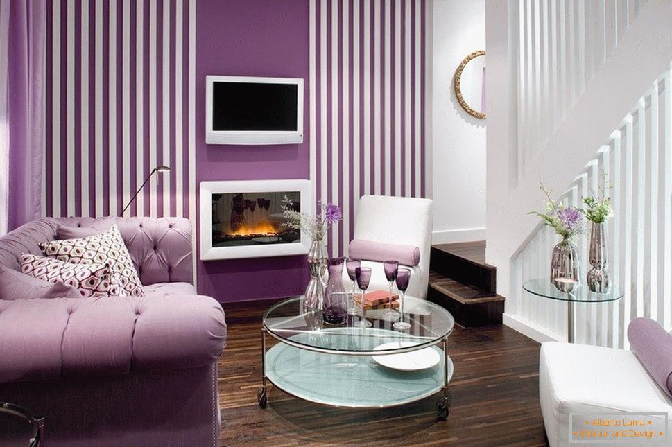 Canapé et murs violets dans la chambre