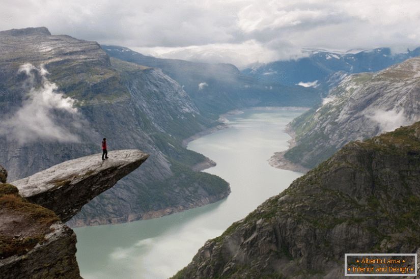 Interprétation photo du rocher Trolltunga, Norvège, photographe Till Hanten