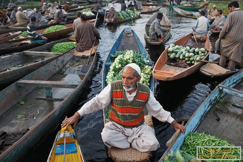 Vendeur sur un bateau, Inde