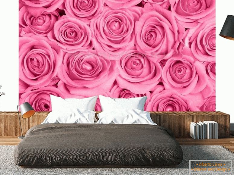Roses lumineuses sur le mur dans la chambre