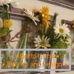 Panneau de cadres photo, vases et fleurs