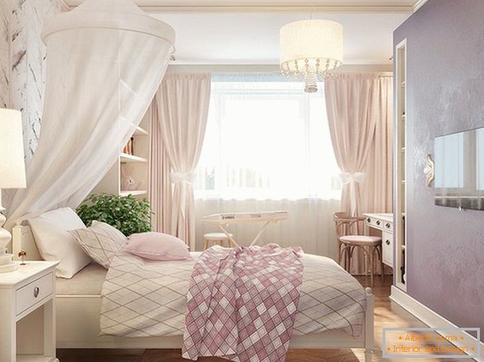 Chambre pour une petite princesse. Baldahin en tissu blanc léger et translucide rendra le sommeil de l'enfant encore plus confortable.