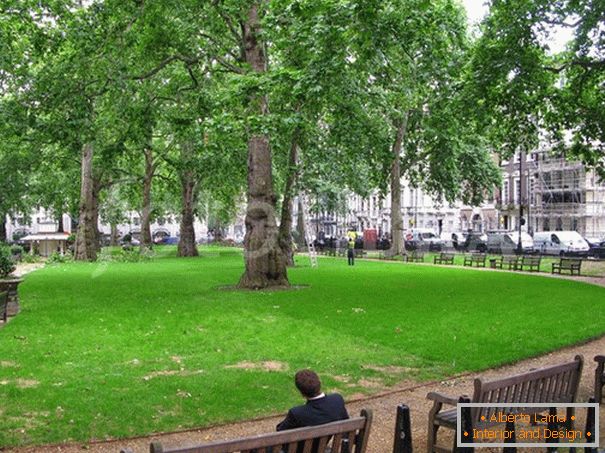 Bancs dans le parc de Londres