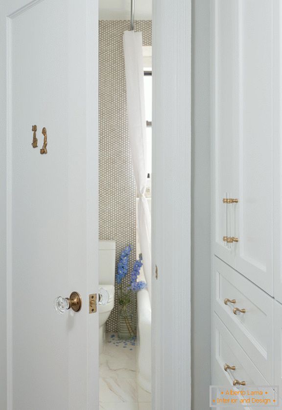 Porte blanche à la salle de bain avec un sol en marbre
