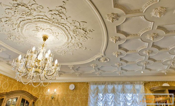 Le décor riche du plafond en stuc est élégant et discret. Une solution élégante pour décorer le salon.