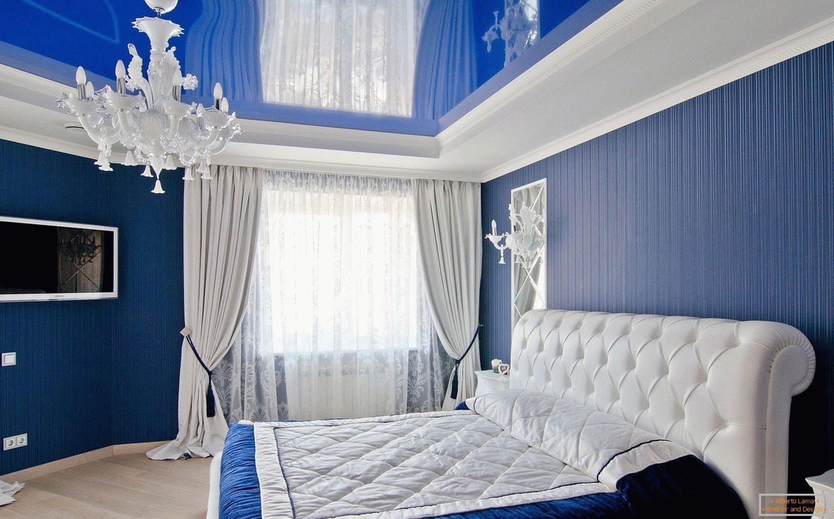 Plafond bleu dans la chambre