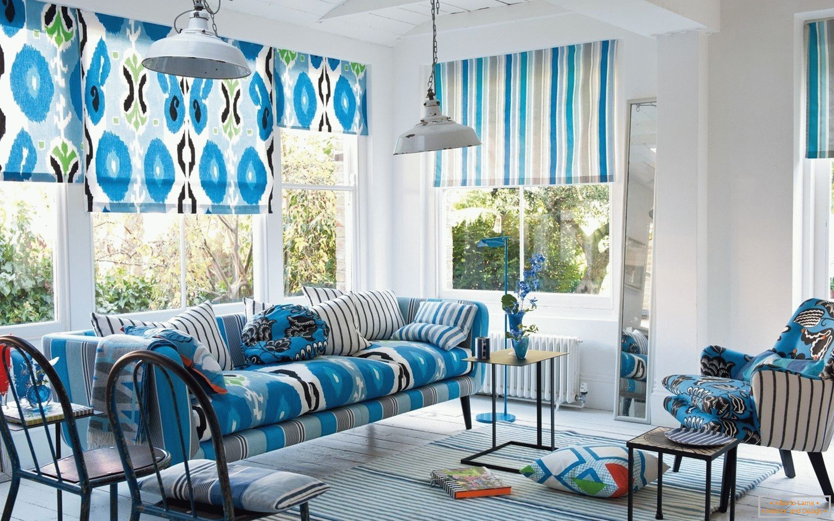 Rideaux et meubles avec des nuances de bleu
