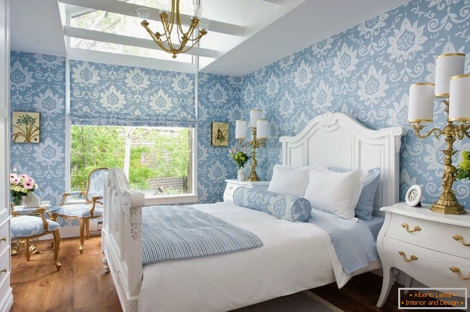 Chambre lumineuse avec rideaux et murs bleus