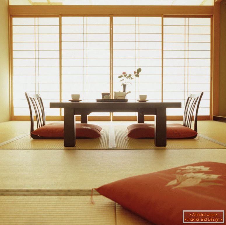 décorer-un-salon-avec-style-japonais-plus-une-table-et-un-vase-de-fleurs-puis-l'oreiller-plus-tapis-1024x1017