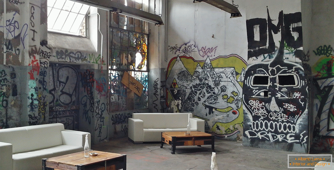 Intérieur de style loft avec graffiti