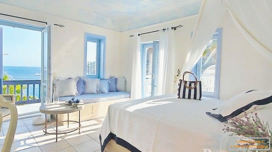 Chambre très lumineuse de style grec avec fenêtres panoramiques