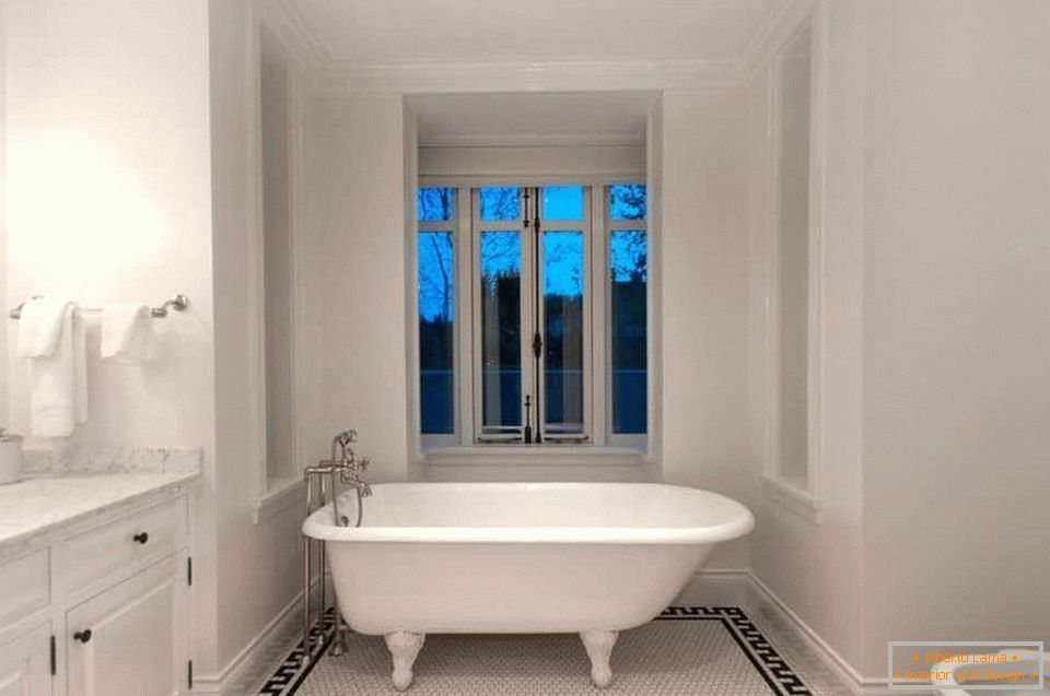 Le sol de la salle de bain est décoré avec des carreaux de mosaïque