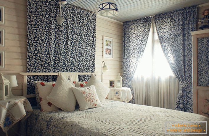 Chambre lumineuse et confortable dans le style de la campagne dans une petite maison du sud de l'Espagne. Une idée de designer est réalisée pour la chambre d'une jeune fille.