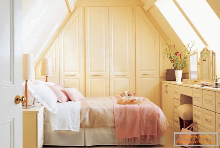 La chambre de style rustique est décorée dans des tons roses et beiges.
