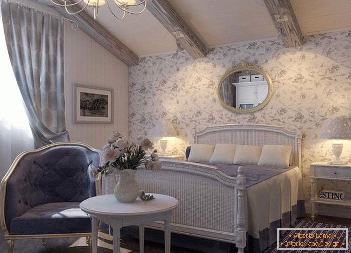 Le mobilier de chambre de style rustique est choisi harmonieusement. Le lustre et les lampes de chevet aux teintes classiques sont remarquables.