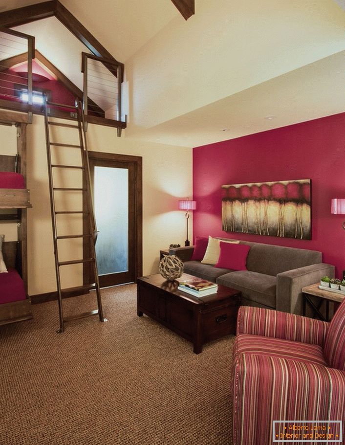 Design intéressant d'une chambre dans un style rustique. Les détails les plus remarquables de l’intérieur peuvent être appelés un lit en bois à deux étages et une couchette accessible par un escabeau en bois. Une pièce élégante fait un design de couleur violet foncé, qui ne peut pas être appelé populaire, si elle vient en pays rural.