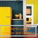 La combinaison d'un mur gris et d'un réfrigérateur jaune