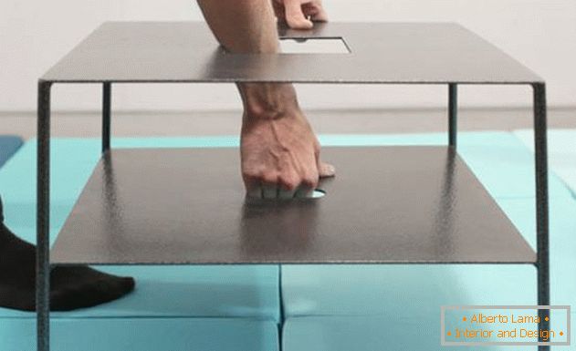 Oreiller universel: table avec supports confortables