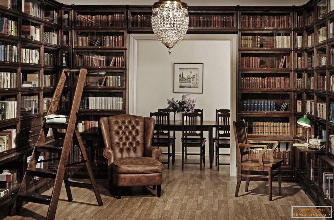 Bibliothèque à la maison avec placards en bois