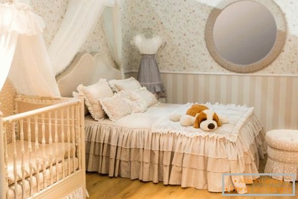 intérieur d'une petite chambre avec un lit bébé