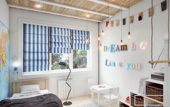 Une décoration inhabituelle pour le style loft est une carte murale. Chambre d'enfant d'un jeune voyageur.
