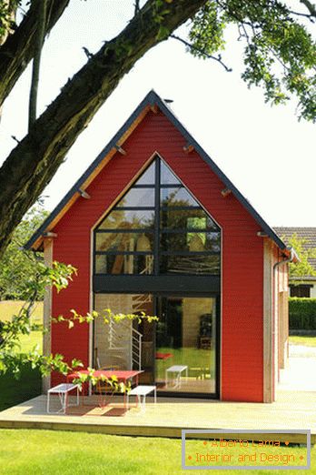 Intérieur d'une petite maison en bois avec de grandes fenêtres