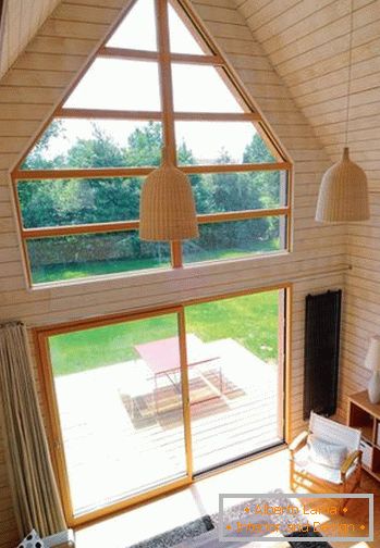 Fenêtre en verre et portes dans une petite maison en bois