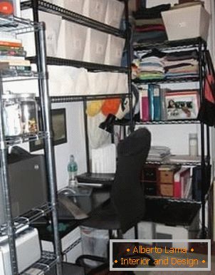 Espace de travail avec bureau d'ordinateur et étagères pour le rangement