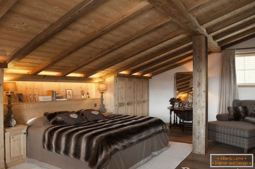 Chambre à coucher avec plafond en bois mansardé