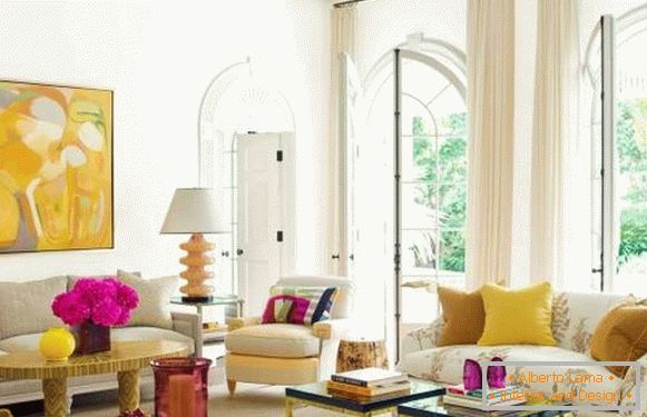 Intérieur jaune-rose du salon - photo dans un style moderne