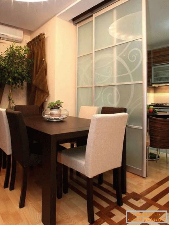 Cloisons vitrées entre la cuisine et la salle à manger salon dans une maison privée