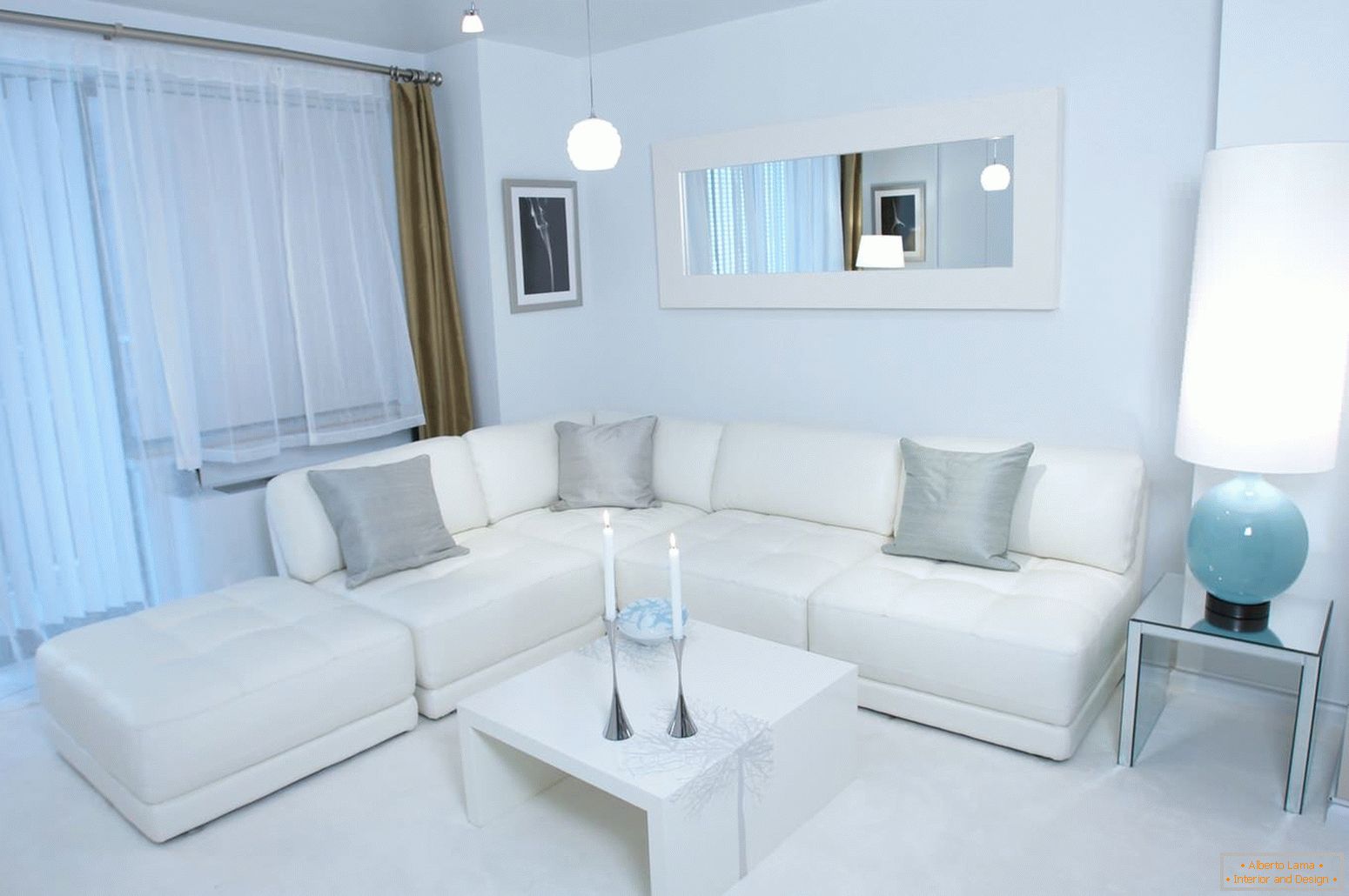 Canapé d'angle blanc avec coussins gris