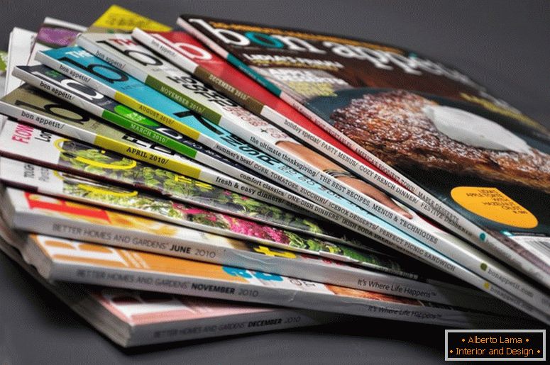 Une pile de magazines colorés