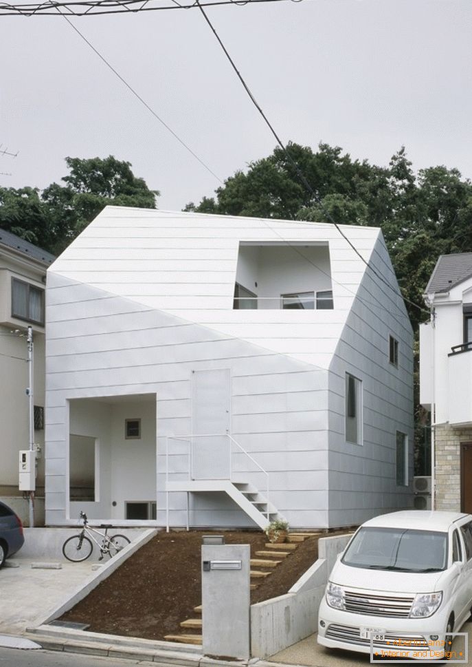 Intérieur d'une maison minimaliste avec jardin au Japon