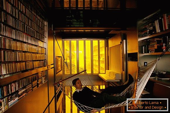 Intérieur d'une petite pièce: un hamac dans la bibliothèque