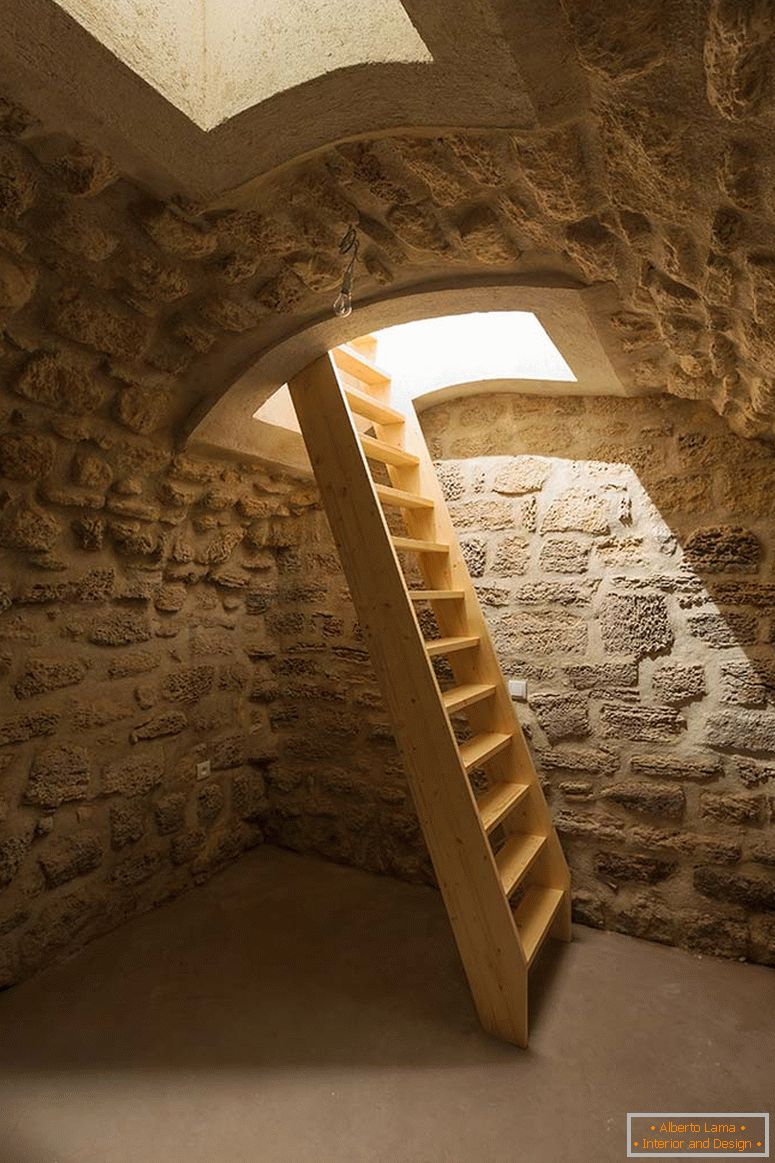 Un large escalier en bois au sous-sol