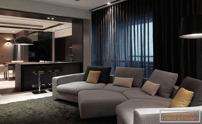 Le plafond et les murs de la pièce sont monochromes de haute technologie, le mobilier est nécessairement sous la couleur principale de la pièce.